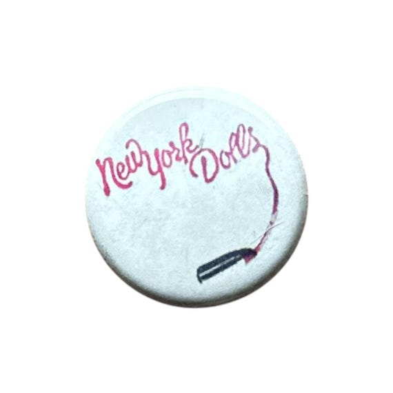 Vintage New York Dolls Lipstick Logo White Rock Band Metal Pin Button 1"
