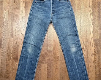 Vintage des années 70 Levi's 501XX 501 XX Made in USA jean en denim bleu délavé pour homme 27,5