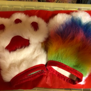 Luxusfell weiß und Regenbogen mit roten Pfotenauflagen, Handpfoten, Tierkostüm, Katzenpfoten, Hundepfoten, pelzige Geschenke, Regenbogenpfoten (69)