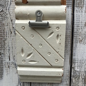 Portapapeles de estilo shabby chic con elementos arquitectónicos recuperados - Tablero de notas con base de bloque vintage