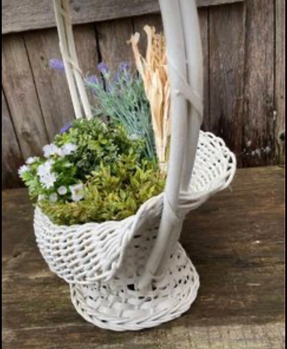 Hand Woven White Wicker Basket – Harry & David Display Basket