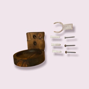 Pu&ograve; includere: Un supporto da parete in legno con una ciotola rotonda in cima. Il supporto ha due fori per viti e viene fornito con quattro viti e tasselli in plastica.