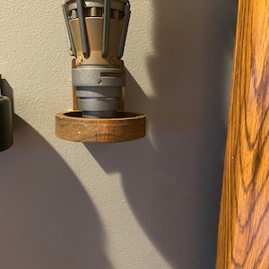 Pu&ograve; includere: Un modello di motore a razzo in metallo argentato e dorato montato su una base in legno. Il motore a razzo presenta un design dettagliato con pi&ugrave; parti e una superficie testurizzata.