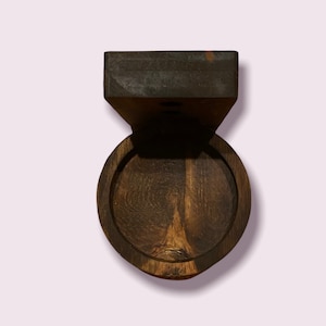 Pu&ograve; includere: Un supporto a parete in legno marrone scuro con uno scaffale circolare. Lo scaffale &egrave; in legno e ha una venatura del legno naturale.