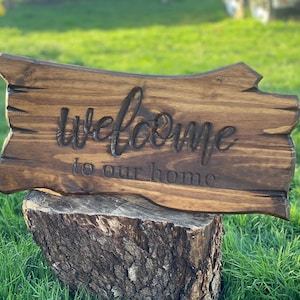 Willkommen in unserem Zuhause Holzschild | Personalisiert | Familien Namensschild | Nachname-Zeichen | Hochzeitsgeschenk | Wanddekoration | Jubiläumsgeschenk