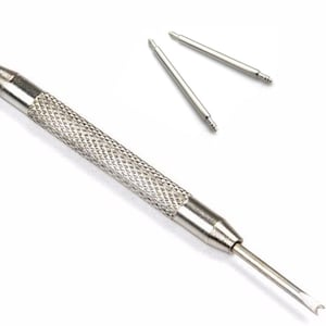 Pu&ograve; includere: Uno strumento per cinturini di orologio argentato con un'impugnatura testurizzata e due barre a molla. Lo strumento viene utilizzato per rimuovere e installare i cinturini degli orologi.