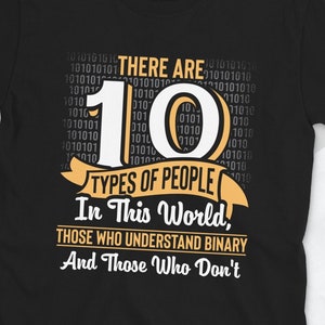 Può includere: Maglietta nera con una grafica gialla che dice "Ci sono 10 tipi di persone in questo mondo, quelli che capiscono il binario e quelli che non lo capiscono".