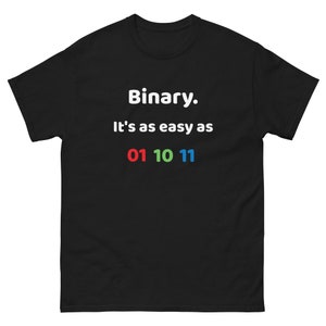 Puede incluir: Camiseta negra con el texto "Binary. It's as easy as 01 10 11" en blanco, rojo, verde y azul. La camiseta es de cuello redondo.