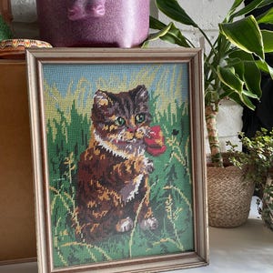 Tapisserie vintage encadrée chat chaton rétro fait main des années 1980 grand-mère chic kitsch impression encadrée en verre