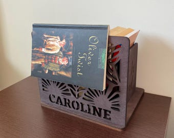 Soporte para libros de mesilla de noche, reposapiés para rincón de lectura, regalo para lectores amantes de los libros, soporte para libros pendientes de leer, organizador de libros personalizado para la lista de pendientes, regalo para ratones de biblioteca
