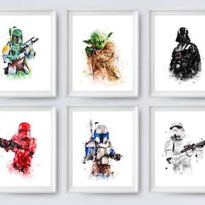 Puede incluir: Seis pinturas de acuarela de personajes de Star Wars. Los personajes son Boba Fett, Yoda, Darth Vader, un Stormtrooper, un Trooper Rebelde y un Mandaloriano. Las pinturas están todas en un marco blanco.