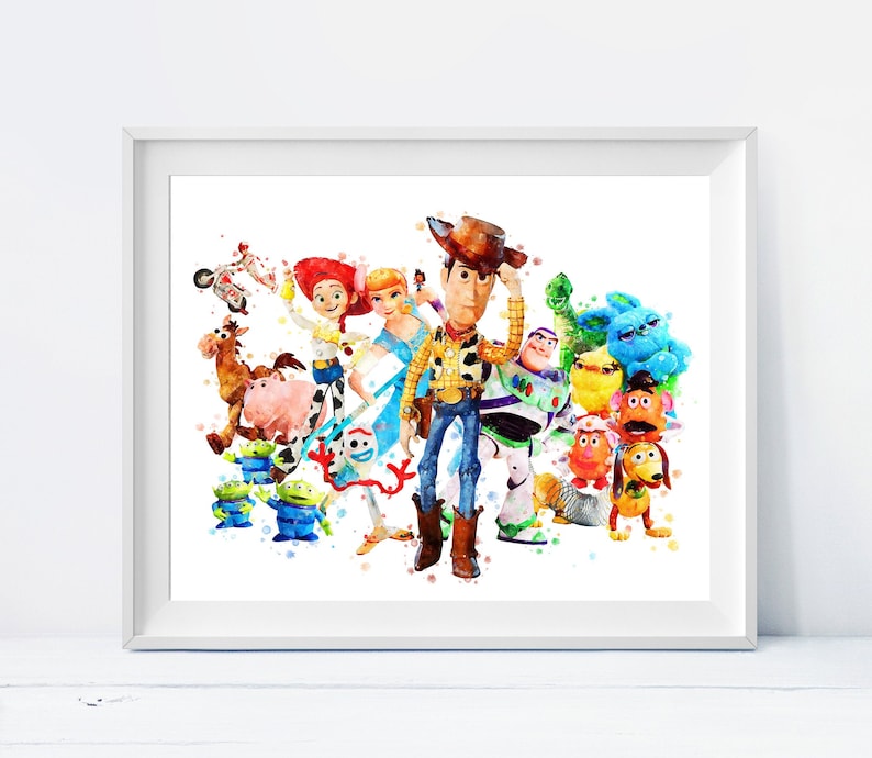 Pode incluir: Uma pintura em aquarela dos personagens de Toy Story, incluindo Woody, Buzz Lightyear, Jessie e Rex. Os personagens est&atilde;o dispostos em um c&iacute;rculo, com Woody no centro. A pintura &eacute; feita em um estilo brilhante e colorido.