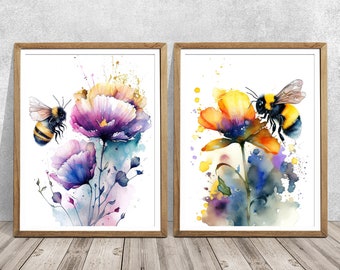 Può includere: Due acquerelli di api e fiori. Il primo acquerello mostra un'ape che vola vicino a fiori viola e gialli. Il secondo acquerello mostra un'ape su un fiore giallo con accenti viola e blu.