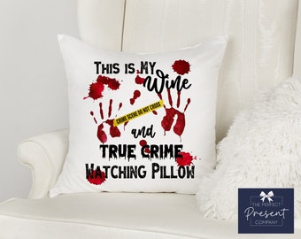 Cuscino True Crime / Wine & True Crime Pillow / True Crime Obsessed / Regalo per True Crime Fan / True Crime Decor / True Crime Gift