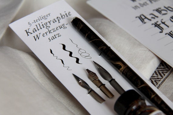 Kalligraphie Starter Set mit drei Federn, Federhalter, Tinte und Buch mit  Schreibanleitung - .de
