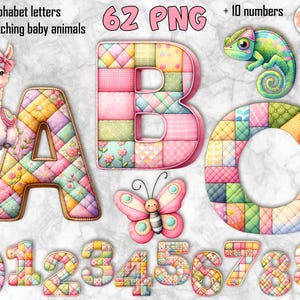 Op de afbeelding: Een kleurrijke digitale illustratie met de letters A, B en C, plus de cijfers 0-9, een lama, een kameleon en een vlinder. De letters en cijfers hebben een patchwork quilt ontwerp. Tekst luidt: "26 Alfabet letters + bijpassende babydieren 62 PNG + 10 nummers."