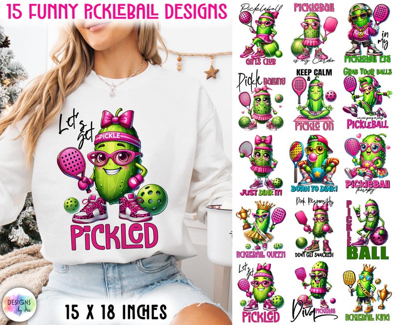 Op de afbeelding: Witte sweatshirt met een afbeelding van een augurk die pickleball speelt, het woord "PICKLED" in roze en de tekst "15 FUNNY PICKLEBALL DESIGNS". Het ontwerp is 38 x 46 cm.