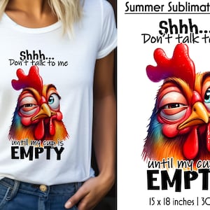 Op de afbeelding: Een sublimatieontwerp met een cartoonhaan met een grappige uitdrukking. De haan heeft een rode kam en een rode keellap, en zijn ogen zijn wijd open. De tekst "Shhh... Praat me niet aan tot mijn beker LEEG is" staat in zwarte letters op een witte achtergrond.