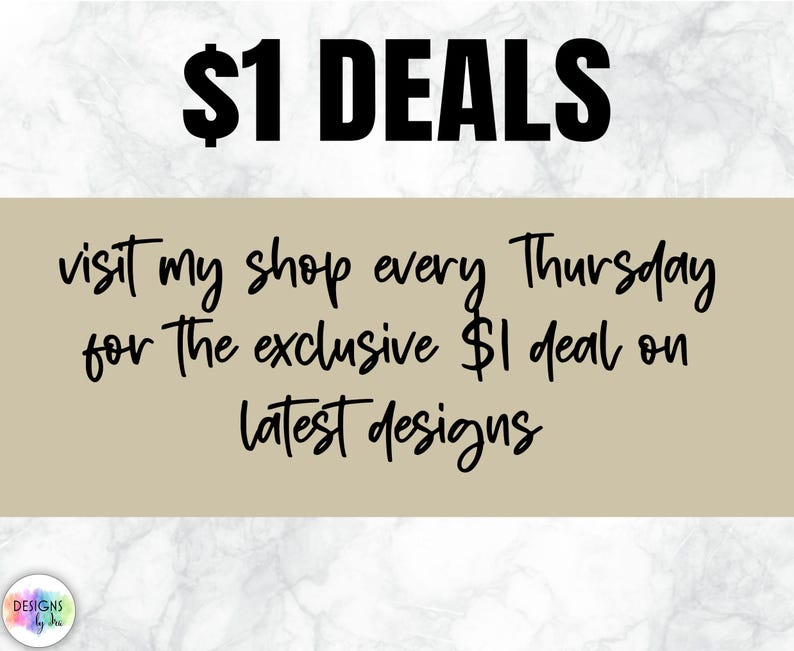 Op de afbeelding: Tekstafbeelding op een beige achtergrond met de woorden "$1 DEALS" in grote zwarte letters bovenaan. Onder de tekst staat "bezoek mijn winkel elke donderdag voor de exclusieve $1-deal op de nieuwste ontwerpen".