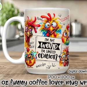 Peut inclure: Un mug &agrave; caf&eacute; en c&eacute;ramique blanche avec un motif enveloppant repr&eacute;sentant des poulets de dessin anim&eacute; avec diverses expressions. Le mug porte l'inscription "I'm Not Weird, I'm Limited Edition". Le mug est de 444 ml.