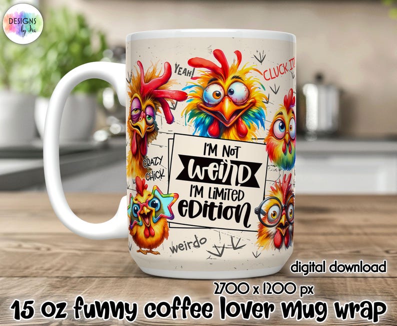 Peut inclure: Un mug &agrave; caf&eacute; en c&eacute;ramique blanche avec un motif enveloppant repr&eacute;sentant des poulets de dessin anim&eacute; avec diverses expressions. Le mug porte l'inscription "I'm Not Weird, I'm Limited Edition". Le mug est de 444 ml.