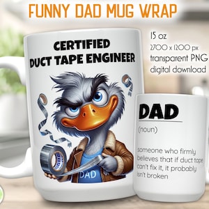 Może przedstawiać: Biały ceramiczny kubek z kreskówkową kaczką w brązowej kurtce trzymającą taśmę klejącą. Na kubku napis "CERTIFIED DUCT TAPE ENGINEER" i "DAD". Mniejszy kubek wyświetla definicję "DAD". Obraz zawiera również tekst "FUNNY DAD MUG WRAP".