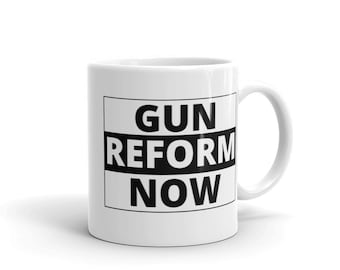 Gun Reform Now Taza de 11 oz y 15 oz Control de armas Segunda enmienda AR 15 Black Lives Matter AOC Bernie Social Justice Ilhan