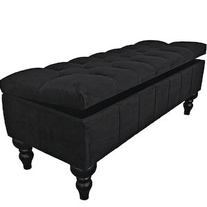 Può includere: Panca di stoccaggio imbottita nera con coperchio a cerniera e gambe in legno tornite.
