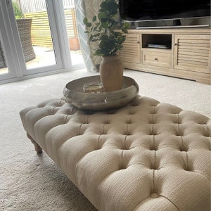 Großer maßgefertigter Ottomane, Fußhocker, Couchtisch, Chesterfield-Stil, tief geknöpft