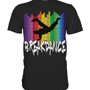 Könnte beinhalten: Schwarzes T-Shirt mit einem Regenbogen-Equalizer-Grafik und dem Wort "Breakdance" in weißen Graffiti-Lettern.