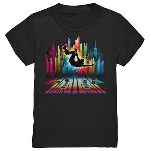 Puede incluir: Camiseta negra con un gráfico colorido de una persona bailando breakdance frente a una ciudad con barras de ondas sonoras. El gráfico está en tonos de azul, verde, amarillo, naranja y rojo.