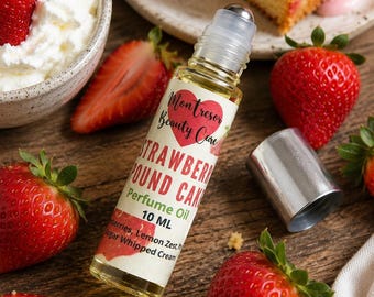 Può includere: Un flacone di olio profumato in vetro trasparente con applicatore roll-on e tappo argentato. L'etichetta presenta un cuore rosso e il testo Montresor Beauty Care, STRAWBERRY POUND CAKE, Perfume Oil, 10 ML, Strawberries, Lemon Zest, Sugar Whipped Cream.