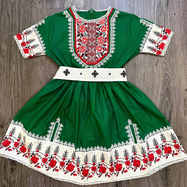 Grünes florales bulgarisches Kleid, bulgarisches Jugendstilkleid, Sommer-Urlaubskleid