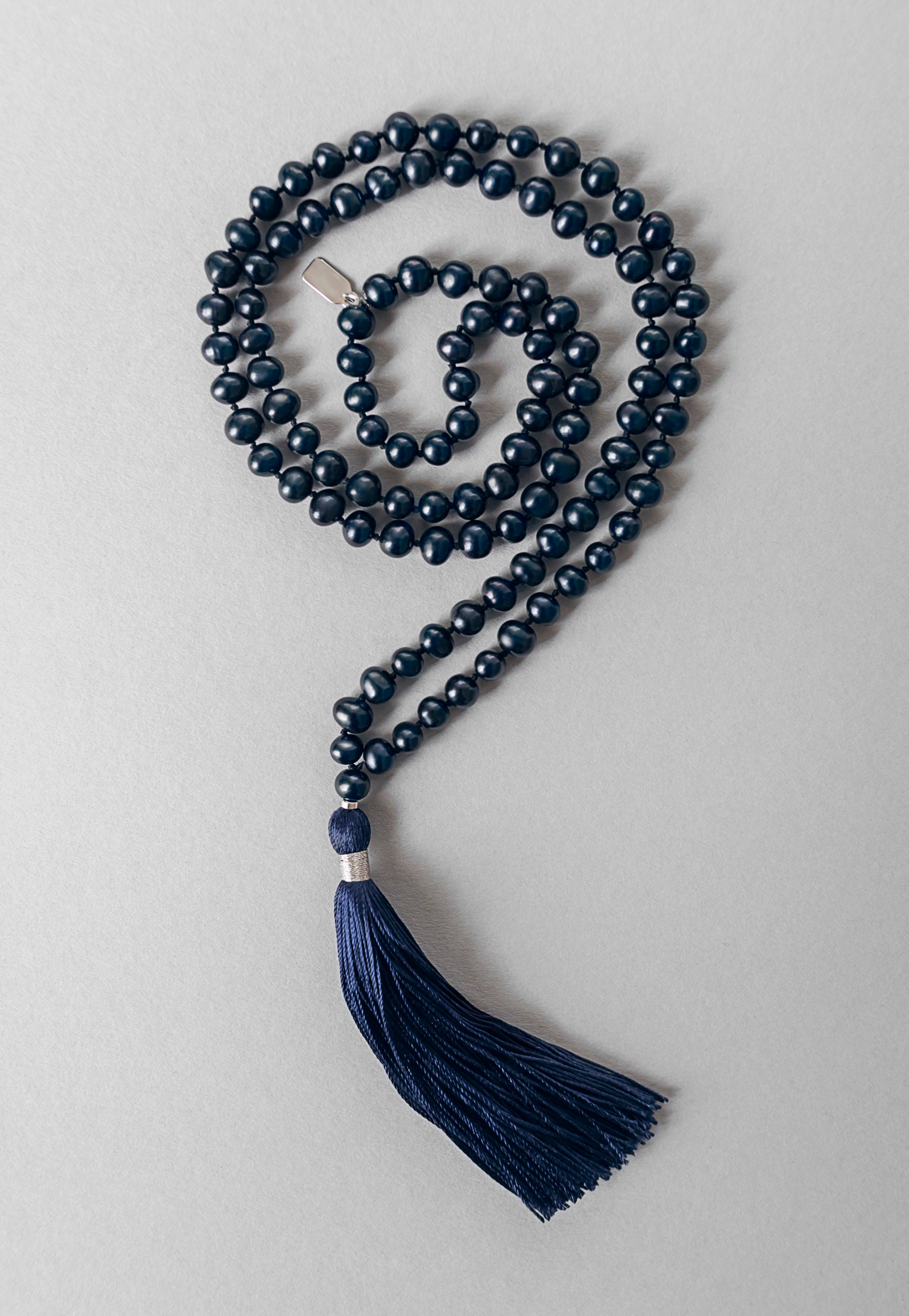 CAVIAR 108 Bead Black Pearl Hand 