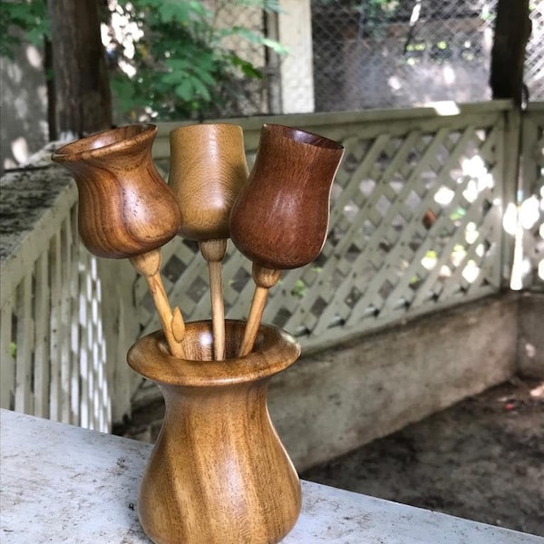 Holz-Vase mit drei verschiedenen "Holz-Rosen/Tulpen"