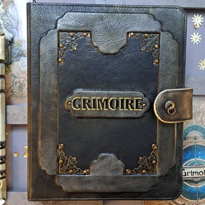Capa de couro personalizada para grimório: Livro das Sombras tamanho A5 com 6 argolas.