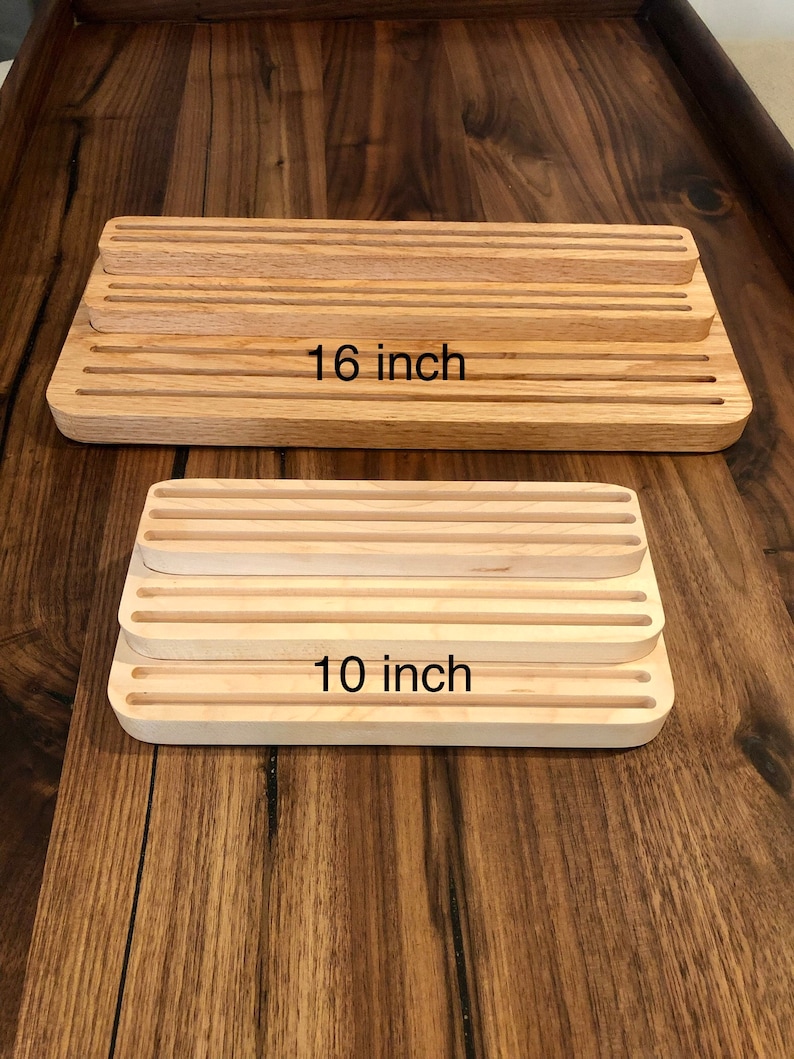 K&ouml;nnte beinhalten: Zwei Holzschneidebretter mit Rillen. Das gr&ouml;&szlig;ere Brett ist 16 Zoll lang und das kleinere 10 Zoll.