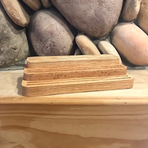 K&ouml;nnte beinhalten: Ein Satz aus drei Holztabletts, die &uuml;bereinander gestapelt sind. Die Tabletts sind aus hellbraunem Holz mit nat&uuml;rlicher Maserung. Die Tabletts sind rechteckig und haben eine glatte Oberfl&auml;che.