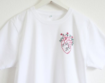 Handgesticktes Shirt anatomisches Herz und Blumen