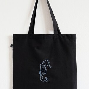 Sac fourre-tout brodé à la main d'hippocampes, sac shopping noir esthétique image 2