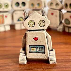 Robots de cerámica artesanales. Personajes de arcilla mate con vibrantes detalles esmaltados. Hechos a mano por la artista británica Penny Howarth.