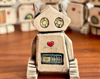 Robots de cerámica hechos a mano. Personajes de arcilla mate con detalles esmaltados vibrantes. Hechos a mano por la artista británica Penny Howarth.