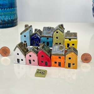 Set di 10 casette in ceramica in miniatura + 1 capanno/cuccia. Stupende collezioni arcobaleno. Deliziose piccole casette in ceramica. Su misura e fatte a mano da Penny