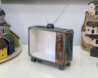 Sanctuaire ou autel de poterie. En forme de télévision. Oeuvre d'art en céramique faite main et unique par Penny Howarth.