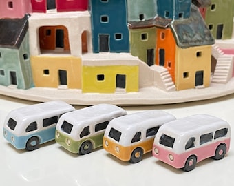 Camping-cars miniatures en céramique / Caravanette / Bus / Minibus - Campeurs de différentes couleurs Bleu, Orange clair, Rose, Vert - Fait à la main par Penny