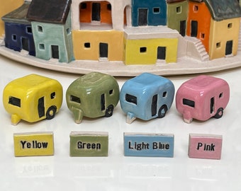 Remorques miniatures de caravane en céramique - Poterie en grès en glaçure verte et rose - Faite à la main par Penny