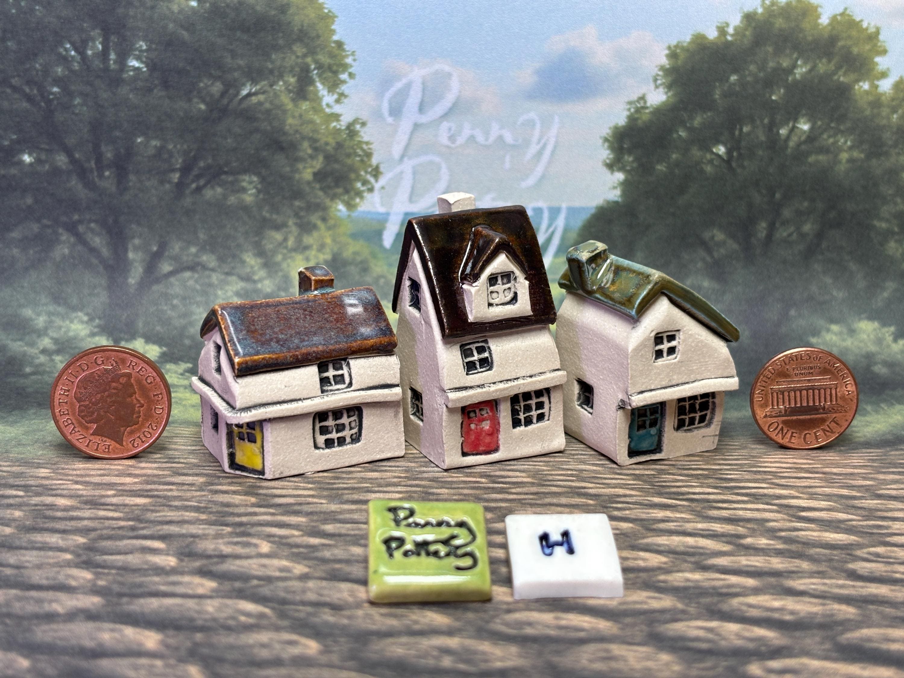 ミニチュア陶器製木造建築物3体セット。中世イギリス建築にインスパイアされた作品。イギリス人アーティスト、ペニー・ハワースによる手作りのコレクターズアイテムです。