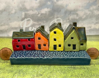 Céramique miniature « Rainbow Row » 4 House Cobblestone Street. Illustration du designer par Penny Howarth. Maisons de poterie à collectionner en édition limitée