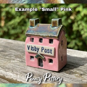 Miniatyr keramik med "Ditt namn"-motiv, gammal brittisk pub / värdshus / bar / butik. Liten, medelstor, stor storlek. Unik, skräddarsydd och handgjord på beställning av Penny. bild 5