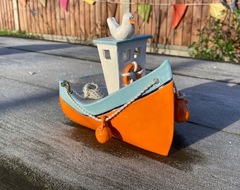 Bateau de pêche de Cornouailles "Tintagel" - Nautique / Thème de la mer - Oeuvre en céramique émaillée faite à la main par l'artiste céramiste britannique Penny Howarth